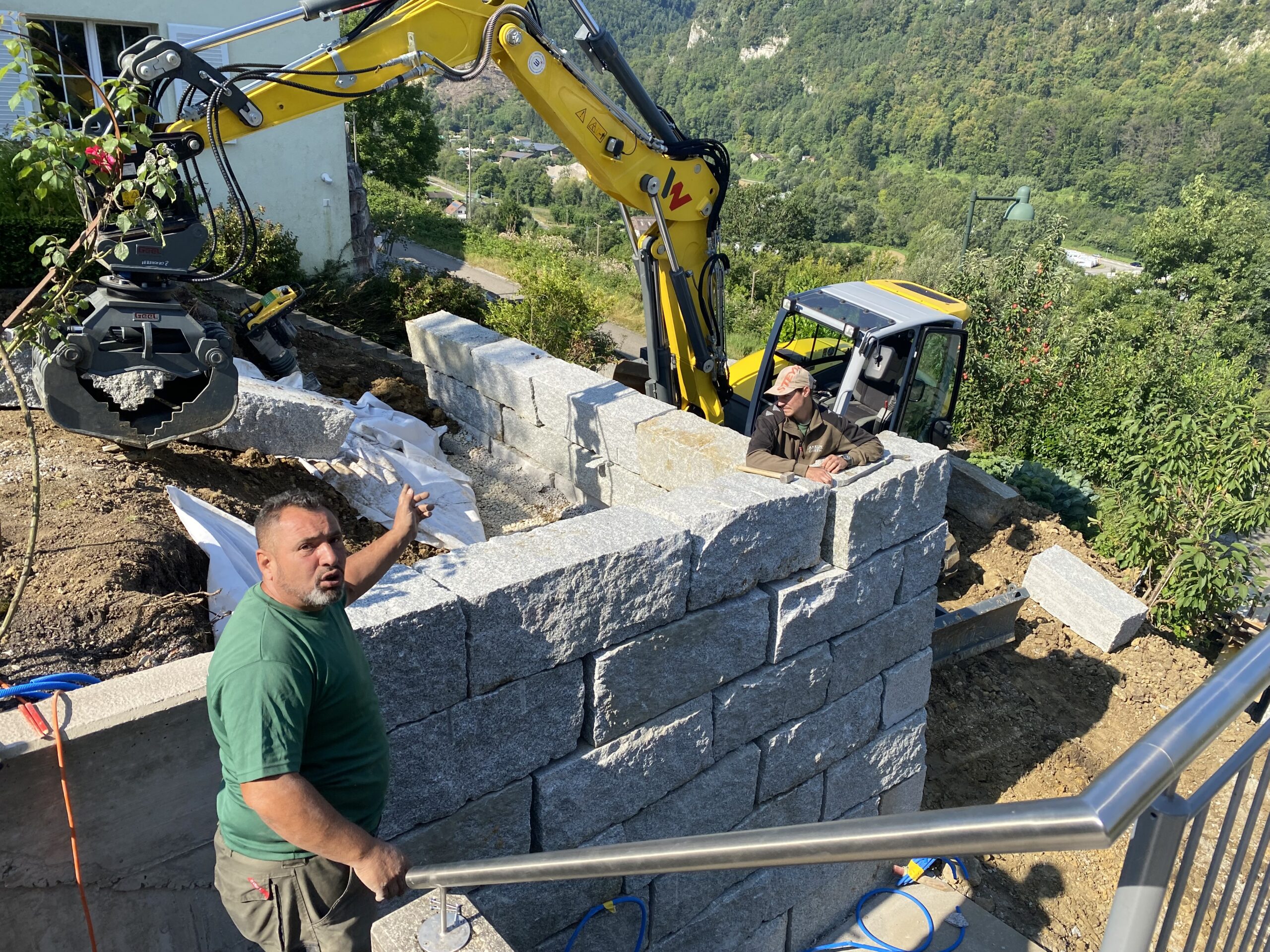 Bau einer Natursteinmauer in der Region Basel